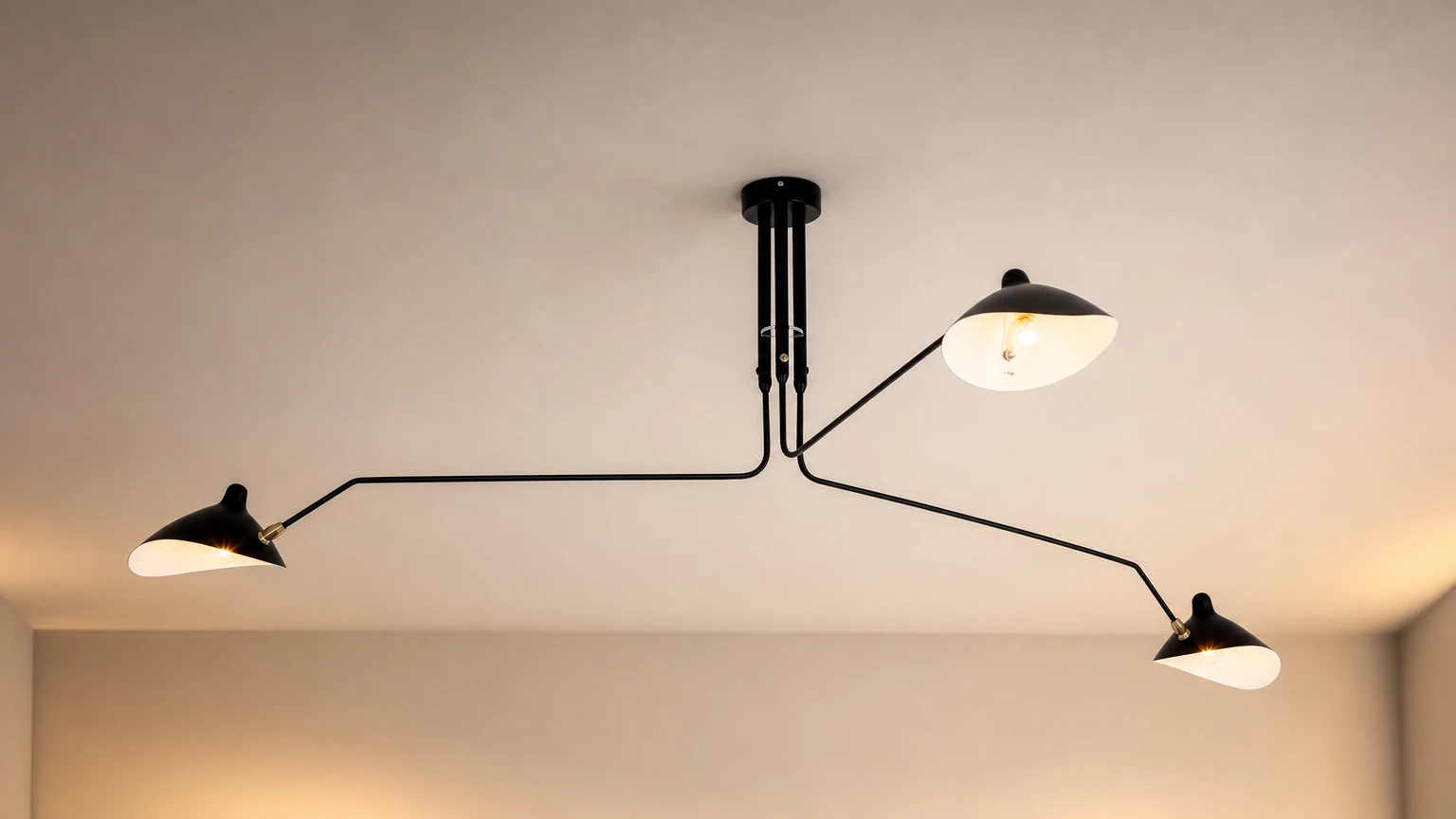 Lámpara de techo industrial ajustable de múltiples brazos S17 instalada en una habitación