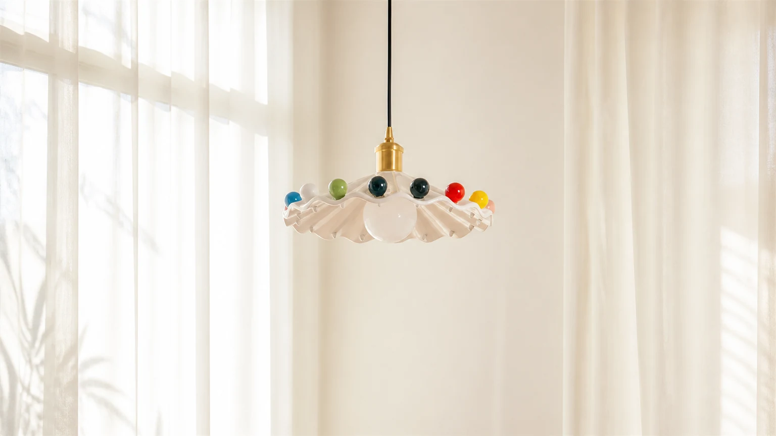 Dziecięca lampa wisząca P019 w ciepłej scenerii wnętrza