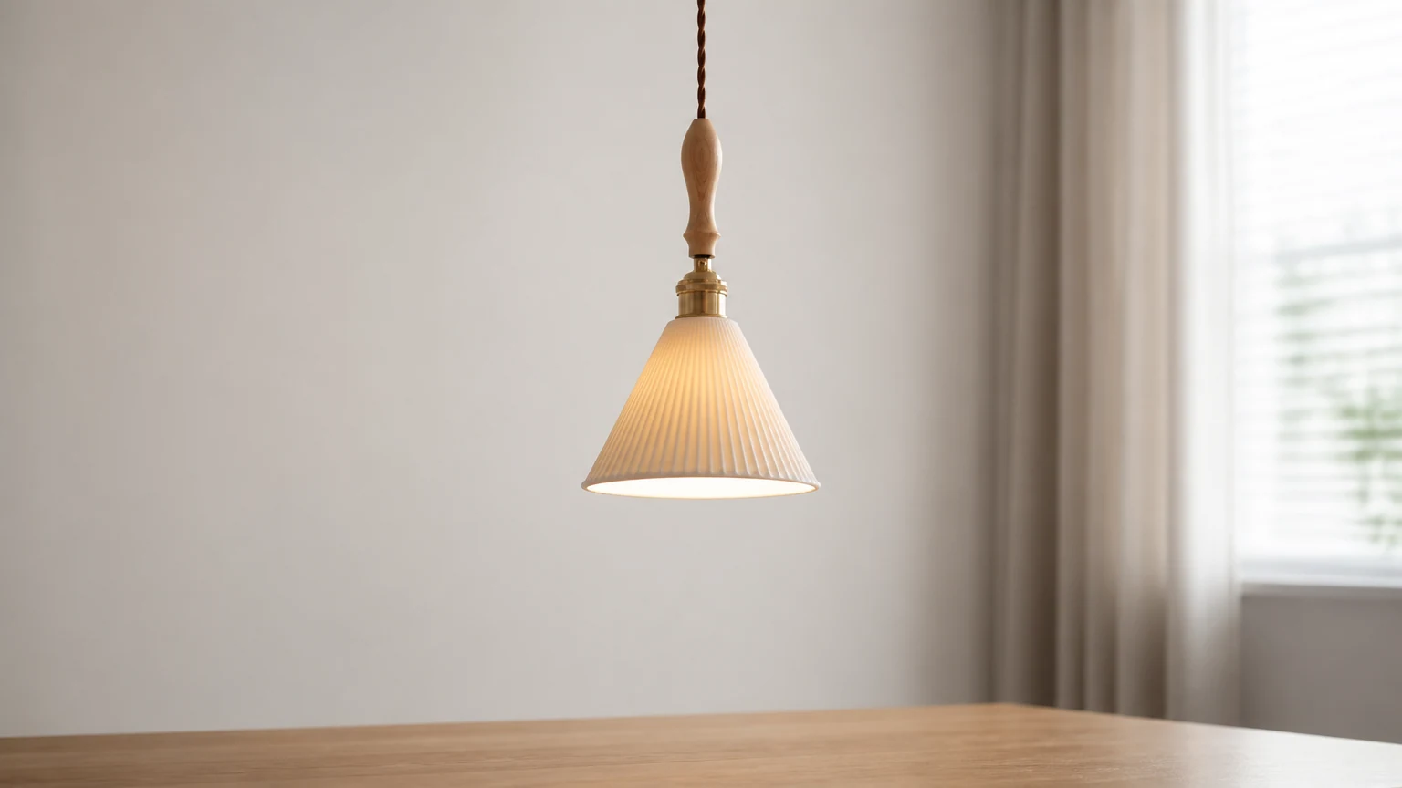 Lampa wisząca D861 z przezroczystego szkła ceramicznego w spokojnym wnętrzu