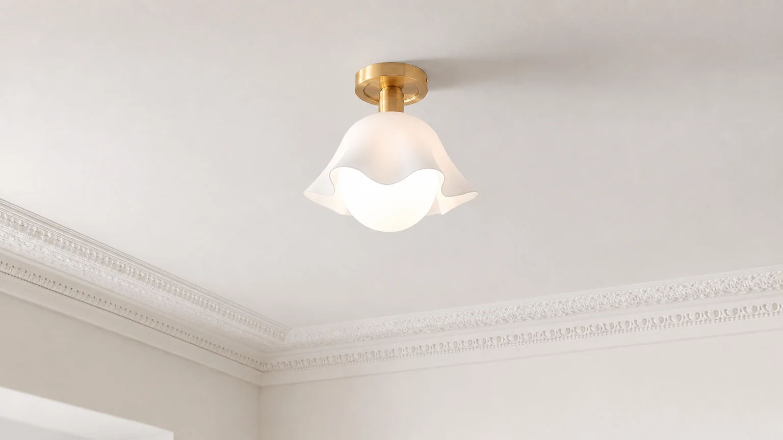 Francuska lampa sufitowa z kwiatami P061 zainstalowana w wyrafinowanym pomieszczeniu