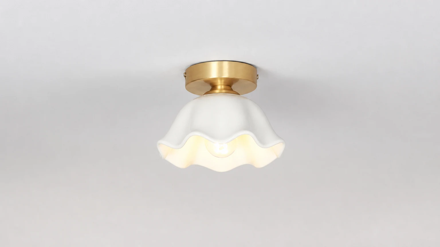 Ceramiczna, mosiężna lampa sufitowa Blossom Glow, częściowo zlicowana z ciepłą oprawą pomieszczenia