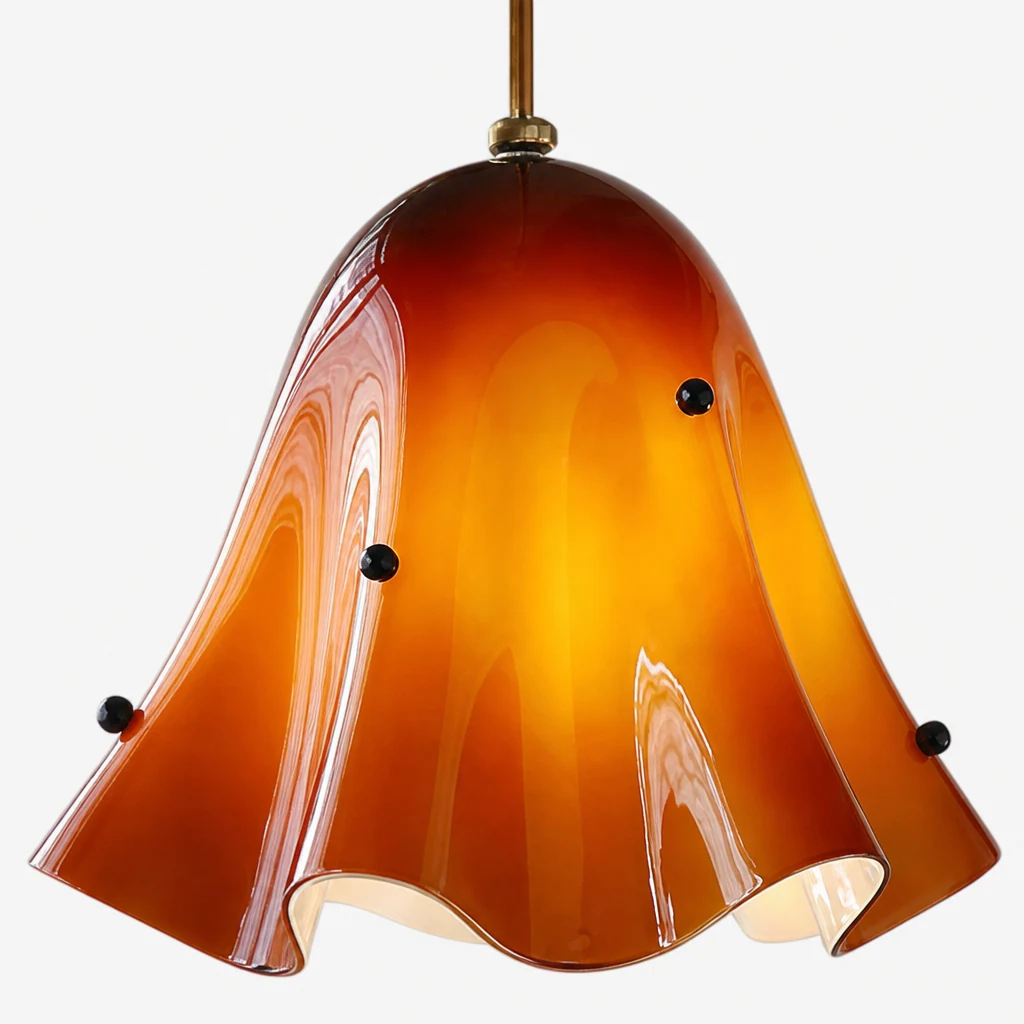 Zbliżenie na klosz i wykończenie lampy wiszącej ze szkła artystycznego Bellina