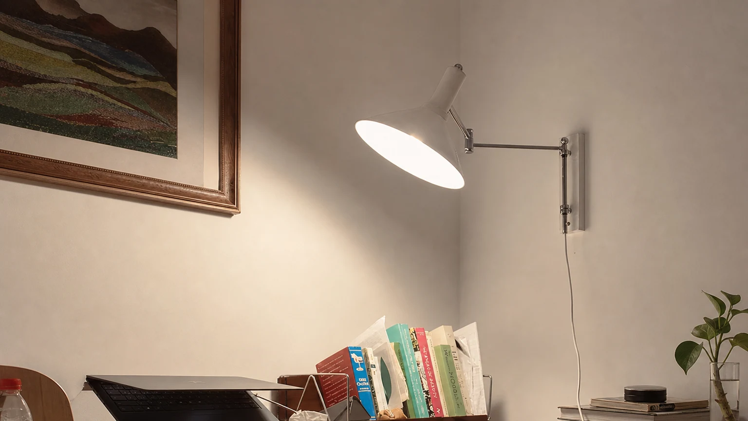 Prosta obrotowa lampa witrażowa Bauhaus T032 w poziomej scenie pomieszczenia