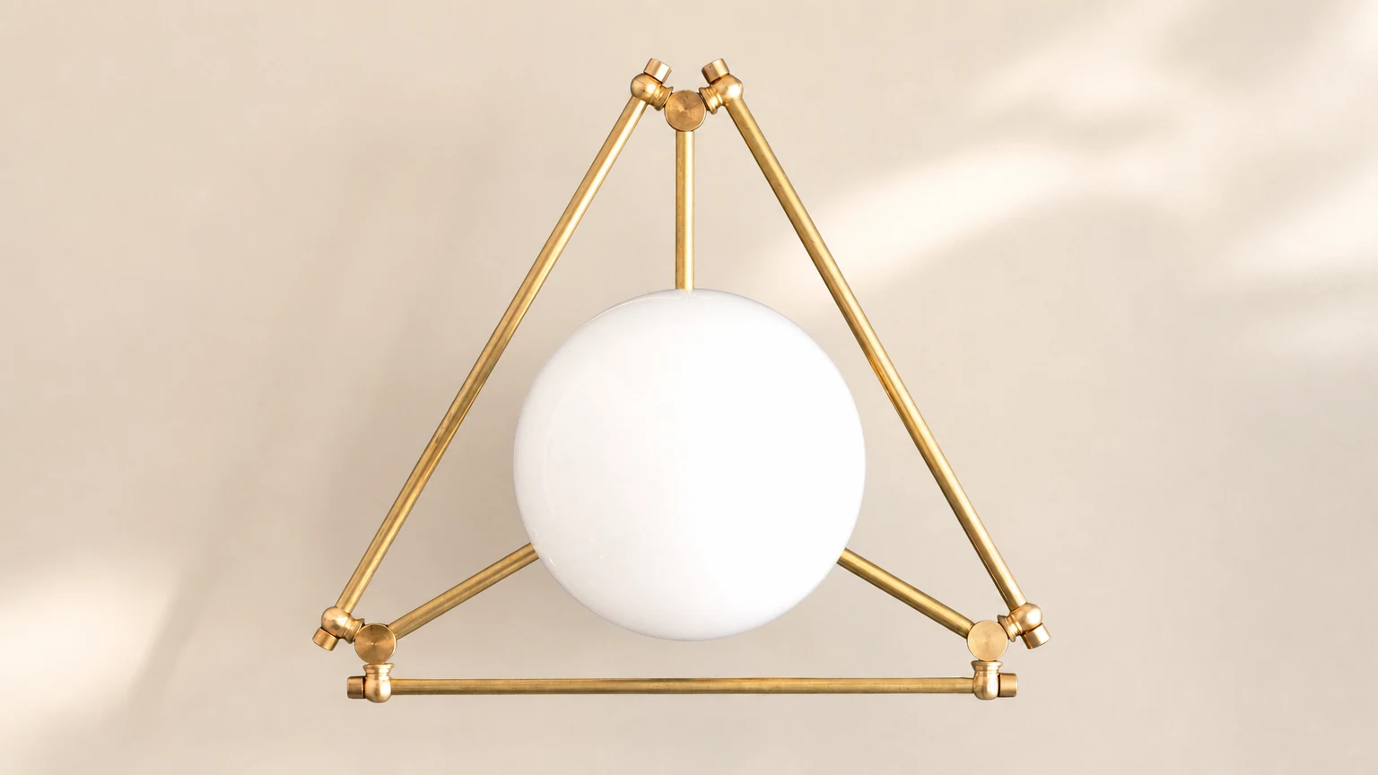 Geometryczna mosiężna lampa sufitowa Glorica z ręcznie dmuchaną szklaną kulą we wnętrzu
