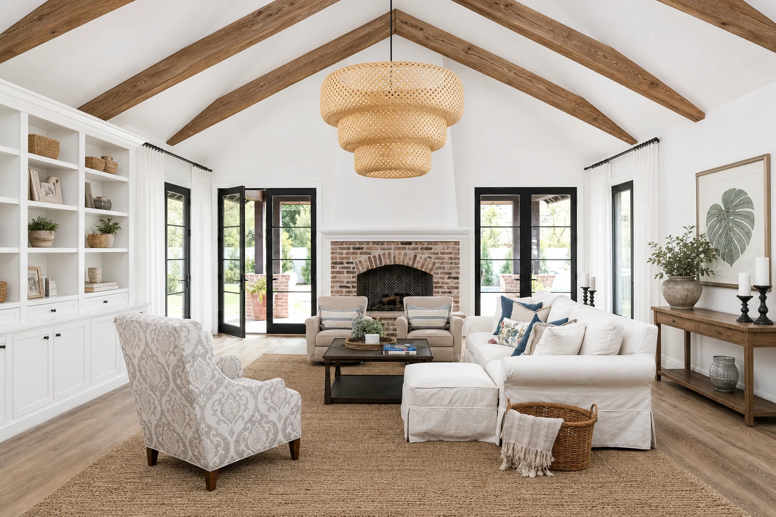 Lámpara colgante de bambú en una escena de interiorismo de estilo de vida.
