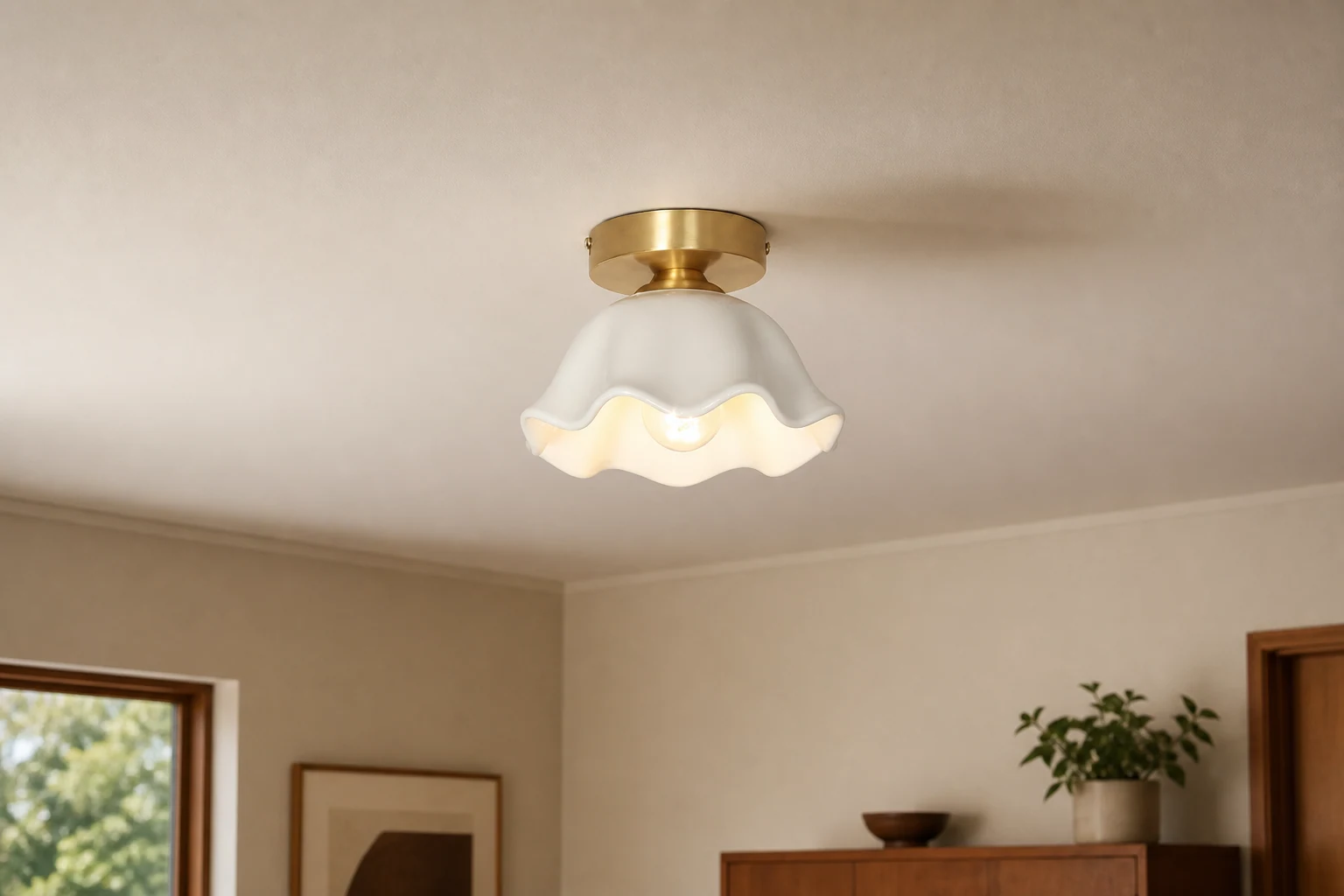 Scena lifestylowa z widoczną w kontekście lampą sufitową Blossom Glow
