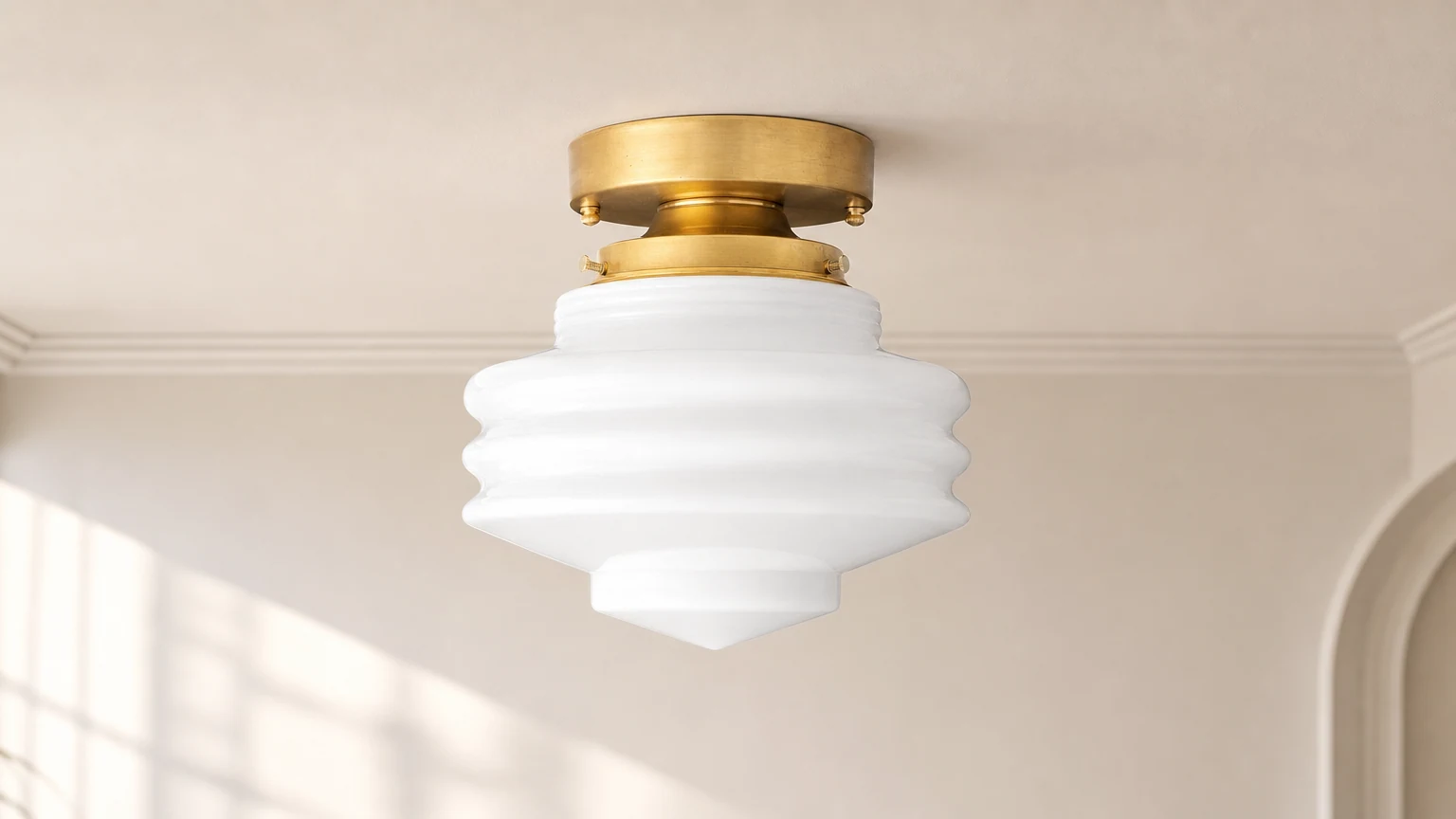 Lampa sufitowa ze szklaną kulą Geotower zainstalowana w wyrafinowanym wnętrzu