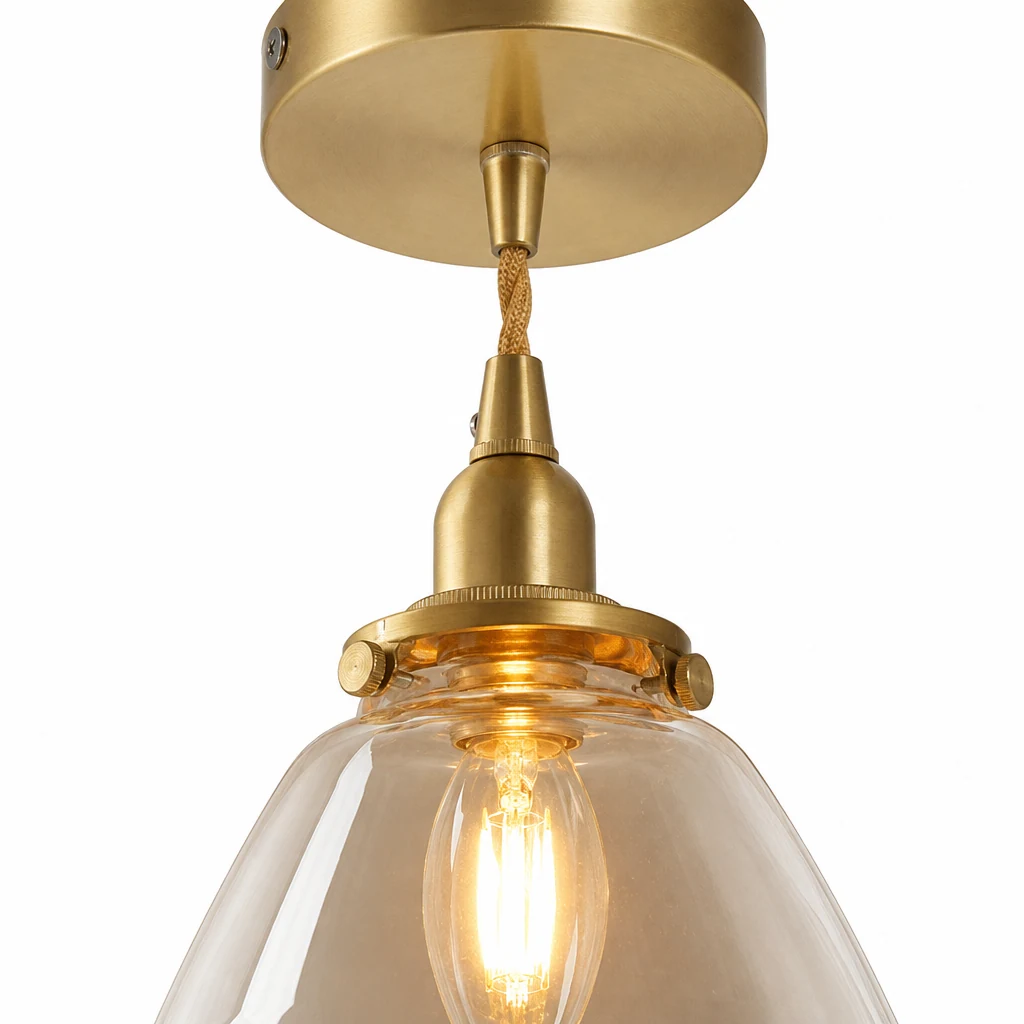Zbliżenie na mosiężną i szklaną lampę wiszącą Jasmine