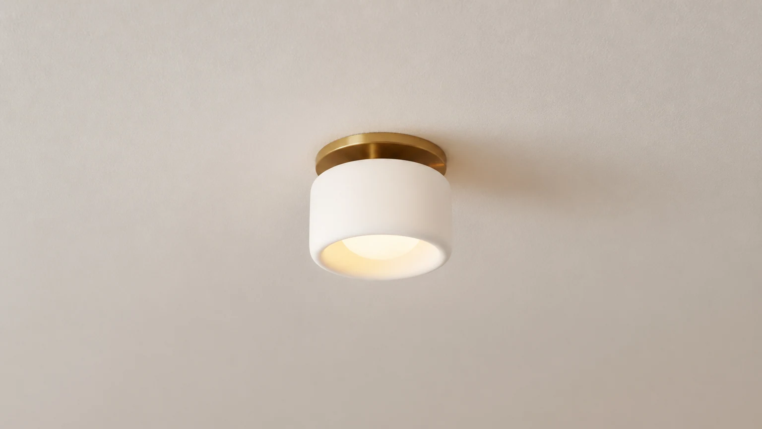 Lámpara de techo empotrada redonda de porcelana Cerova en un ambiente de habitación.