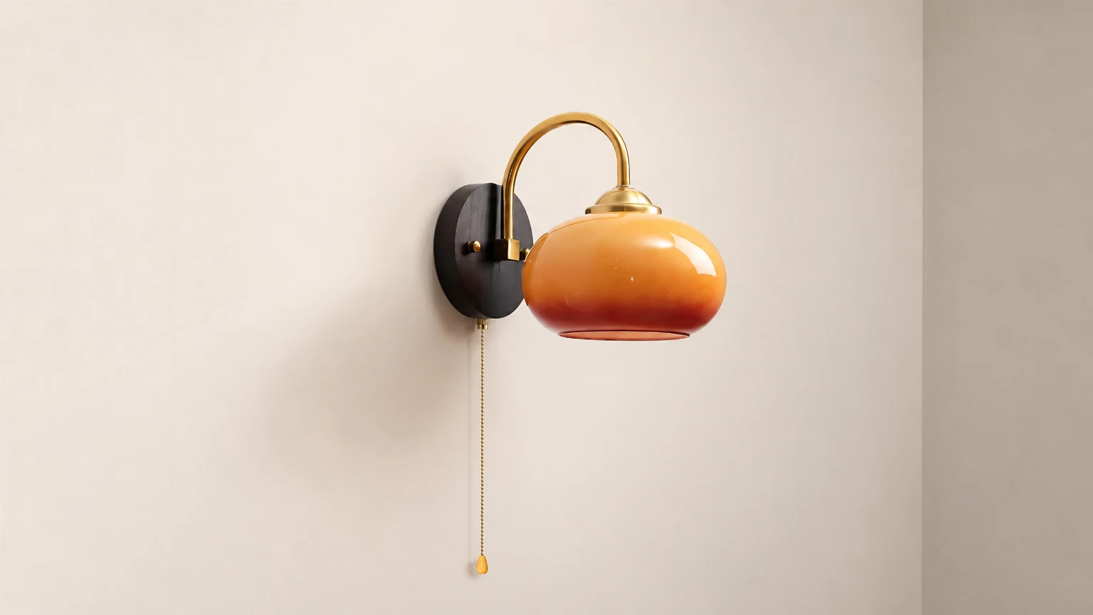 Kremfarget Persimmon-vegglampe P046 vist i en varm veggbelysningsscene