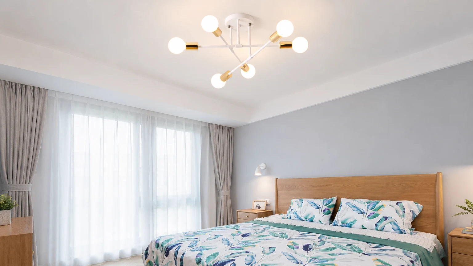 Przemysłowa żelazna lampa sufitowa Smuxi zainstalowana w pomieszczeniu