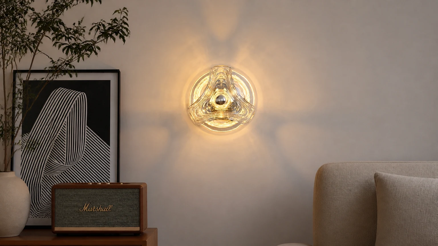 Szklany kinkiet Bauhaus P033 zainstalowany w spokojnej scenie oświetlenia ściennego