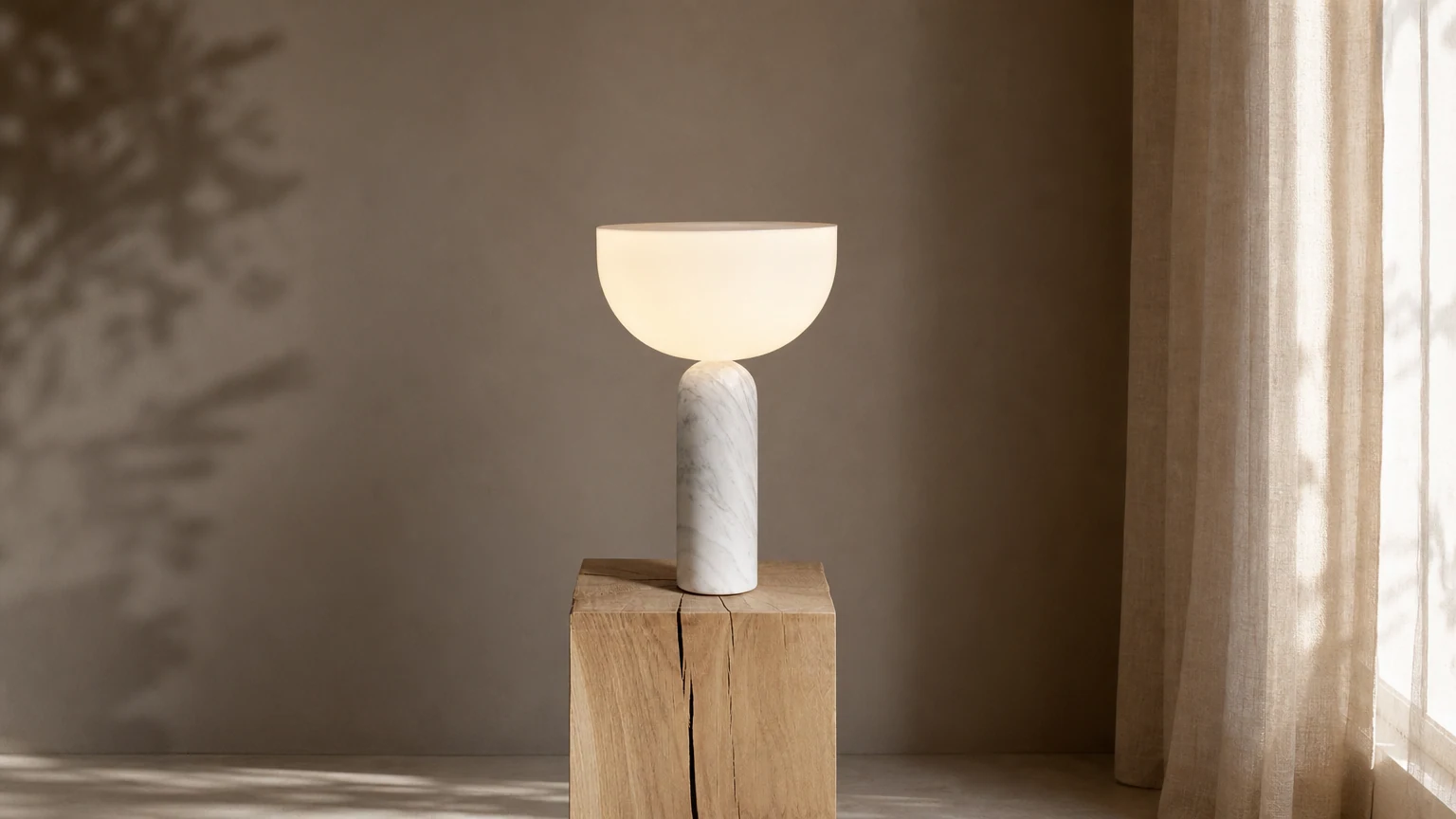 Marmurowa lampa stołowa Kizu w ciepłej scenie wnętrza