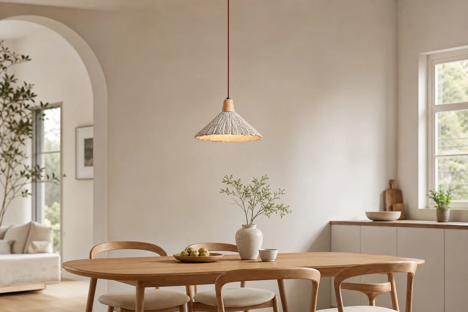 Kremowa lampa wisząca wabi-sabi we wnętrzu lifestylowym