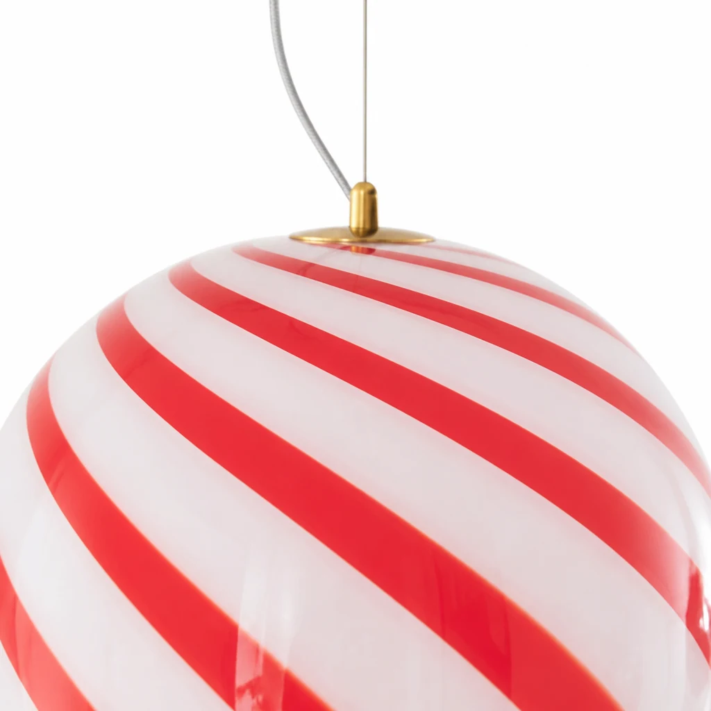 Zbliżenie na lampę wiszącą Solstice ze szkła w paski i metalowym wykończeniem