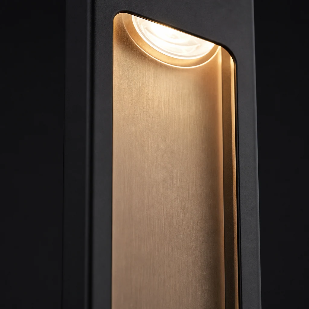 Zbliżenie na metalowe wykończenie i konstrukcję The Little Vintage Gold Wall Light D809
