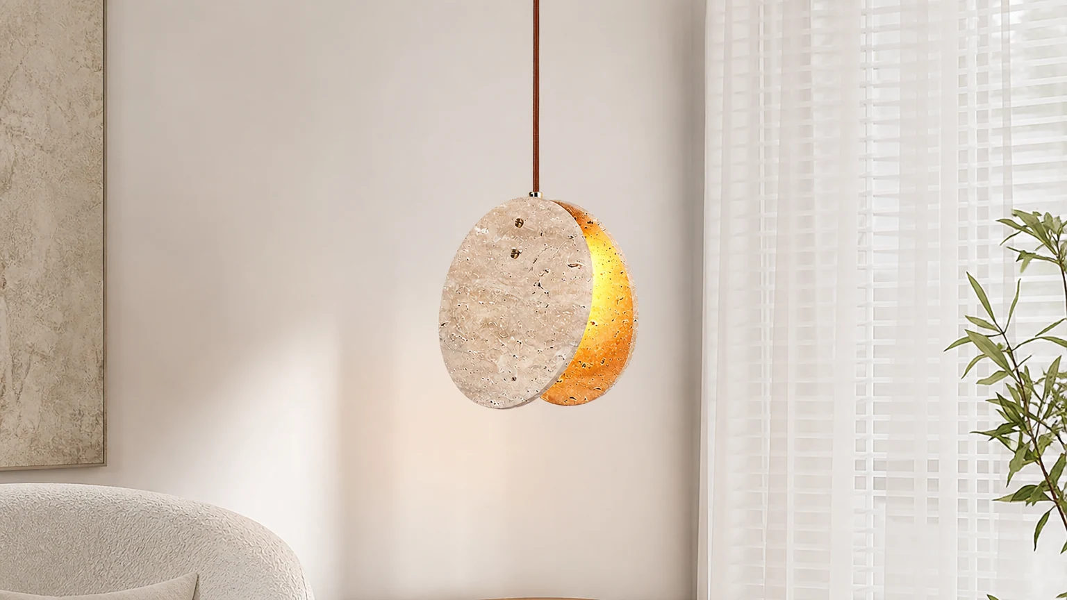Lampa wisząca G60 z teksturą kamienia w ciepłym wnętrzu