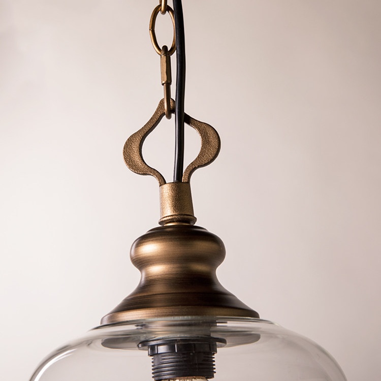 Pendant chain detail