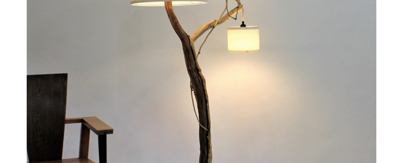 Lampa stojąca z gałęzi