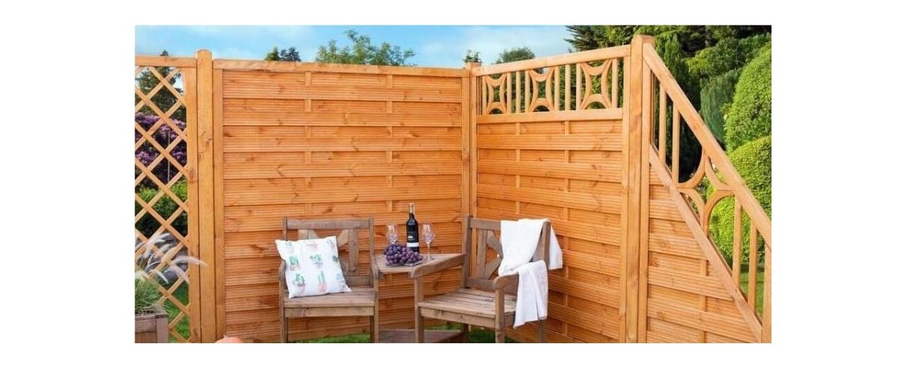 Trästaketpaneler hos Castorama - ett vackert och hållbart staket för ditt hem!